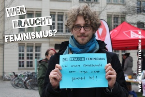 Wer braucht Feminismus © Jasmin Mittag Ein junger Mann hält ein Schild auf dem steht: Weil unsere Gesellschaft noch lange nicht gerecht ist.