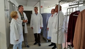Dr. Stefan Fassbinder im Gespräch mit den Geschäftsführern Anja und Jörn Baier, Ernst-Jörg Baier und Tino Ringhand. (1) © Abtl. Wirtschaft und Tourismus Bild