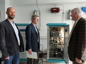 Dr. Stefan Fassbinder mit Dr. Eckhard Bräsel und Dr. Olaf Bräsel (Gatron) (beides Geschäftsführer) © Fabian Feldt Bild