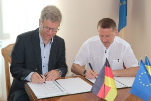 Dr. Stefan Fassbinder und Taras Kuchma unterzeichnen Kooperationsvertrag, Foto Fabian Feldt © Fabian Feldt Dr. Fassbinder und Taras Kuchma unterzeichnen Kooperationsvertrag