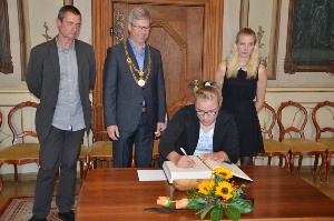 Ehrenbuch Lindy Ave, Hanna Wichmann und Peer Kopelmann, Foto Pressestelle (6) © Pressestelle Lindy Ave, Hanna Wichmann und Peer Kopelmann tragen sich ins Ehrenbuch ein