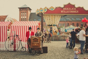 Ein_Tag_mit_CDF-288_© Wally Pruß_ © Wally Pruß Ein Tag mit CDF, Blick auf den historischen Jahrmarkt