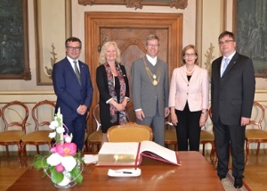 Eintrag Goldenes Buch Botschafterinnen © Cylvia Schönfeldt Bild