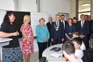 Eröffnung Fischer-Schule August 2019, Reimann (1) © Pressestelle Rundgang der offiziellen Gäste durch die neue Fischer-Schule