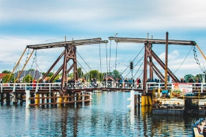 Fischerfest2016(WallyPruss)_6_ganzes_Bild © Wally Pruss geschlossene Wiecker Brücke zum Fischerfest 2016