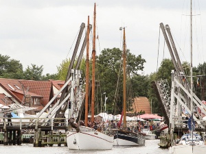 Gaffelrigg © Werner Franke Traditionsschiffe durchlaufen auf dem Weg zur Gaffelrigg die historische Zugbrücke in Greifswald-Wieck.