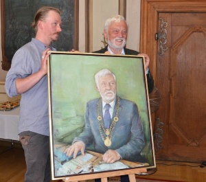 Gemälde Dr. König, Foto Pressestelle (2) - Kopie © Pressestelle Kai Klahre und Dr. Arthur König präsentieren das Porträt
