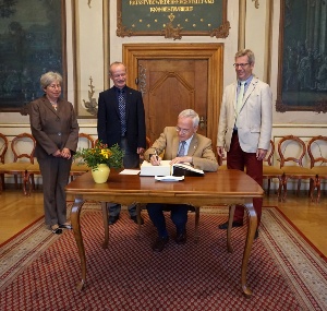 Prof. Geoffrey L. Smith trägt sich in das Ehrenbuch der Stadt Greifswald © Elke Reinking, Friedrich-Loeffer-Institut Eintrag in das Ehrebuch der Stadt Greifswald: Virologe Prof. Geoffrey L. Smith