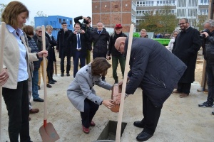 Grundsteinlegung Ersatzneubau Fischer-Schule, Foto Pressestelle (47) © Pressestelle Die Hülse wird in das Fundament für den Ersatzneubau der Fischer-Schule eingelassen