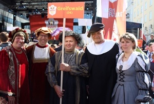 Gruppe Greifswald Fabian Feld, Frau Fassbinder Bild