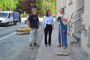Jeannette von Busse bedankt sich bei Sven Ebert (l.) und Wolfgang Heinrich (r.) von Peennebau Neukalen für die gute Arbeit, Foto Pressestelle © Pressestelle Jeannette von Busse bedankt sich bei den Arbeitern von Peenebau Neukalen