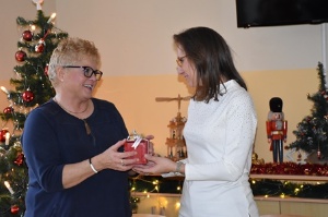 Jeannette von Busse übergibt Ilona Martens den Erlös des Stollenverkaufs (3), Foto Pressestelle © Pressestelle Jeannette von Busse übergibt Ilona Martens den Erlös des Stollenverkaufs