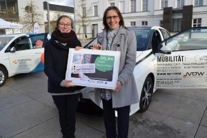 Klimaaktionstag 2017, Foto Pressestelle (13) © Pressestelle Übergabe des Koffers für Elektromobilität durch die NOW