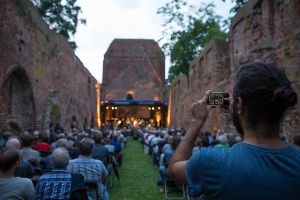 Konzertraum zum Himmel hin offen (c) Philipp Schroeder - Lensescape.org © Philipp Schroeder - Lensescape.org Jazz Evenings in der Klosterruine, zum Himmel hinoffen