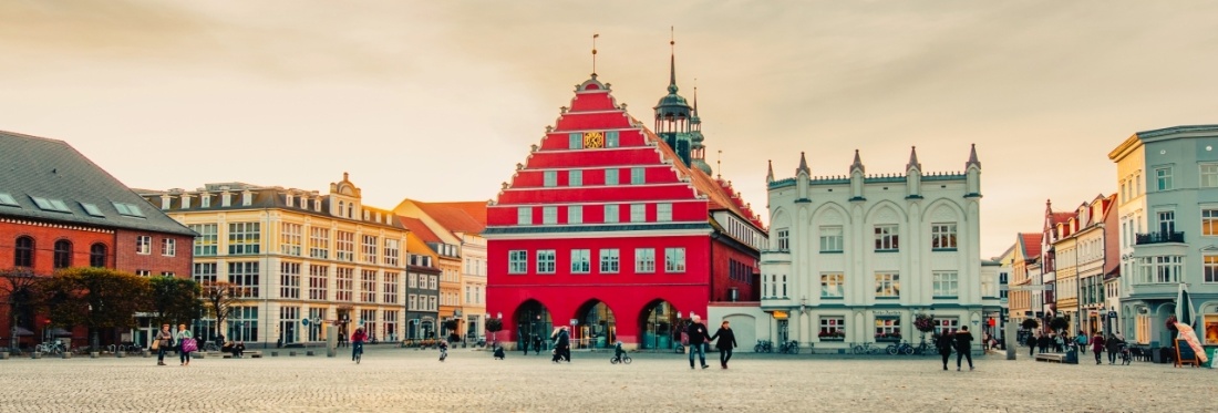Marktplatz_Greifswald2019(WallyPruss)_2_ganzes_Bild_2_Youtube © Wally Pruß Marktplatz Greifswald mit Blick auf das Rathaus