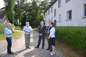 Minister Pegel im Gespräch mit Dr. Fassbinder, Jeannette von Busse sowie Heino Förste und Bernd Lieschefsky von der Ortstei - Kopie © Pressestelle Minister Pegel übergibt Zuwendungsbescheid für LED-Leuchten in Ladebow