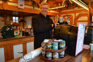 OB schenkt Glühwein aus, Foto Pressestelle (13) © Pressestelle OB schenkt Glühwein aus