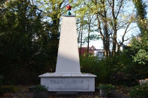 Obelisk auf dem Ehrenfriedhof für die Angehörigen der Roten Armee, Foto Pressestelle (3) - Kopie © Pressestelle sanierter Obelisk auf dem Ehrenfriedhof für die Angehörigen der Roten Armee