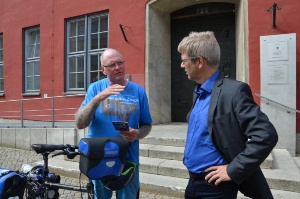 Oli Radelt macht Station in Greifswald, Foto Pressestelle (4) - Kopie © Pressestelle Oli Trelenberg (Oli radelt) im Gespräch mit Dr. Fassbinder
