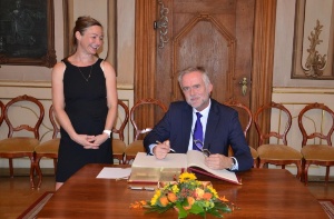 Osnabrücker OB Wolfgang Griesert trägt sich ins Goldene Buch ein, Foto Pressestelle (4) - Kopie © Pressestelle Osnabrücker OB Wolfgang Griesert trägt sich ins Goldene Buch ein
