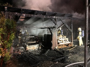 Brand in Carport in Wolgaster Landstraße, Foto Feuerwehr Greifswald (1.10.2020) © Feuerwehr Greifswald Brand in Carport Wolgaster Landstraße