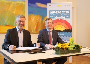 Chef der Staatskanzlei Dr. Heiko Geue und Greifswalds Oberbürgermeister Dr. Stefan Fassbinder unterzeichnen Vertrag zum MV-Tag, Foto Staatskanzlei © Staatskanzlei Chef der Staatskanzlei und Dr. Fassbinder unterzeichnen Vertrag zum MV-Tag