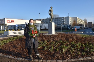 Die Künstlerin Julia Kausch vor ihrer Skulptur, Foto Pressestelle © Pressestelle Die Künstlerin Julia Kausch vor ihrer Skulptur
