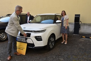 Dr. Fassbinder, Frau von Busse und Torsten Beyer mit 1. E-Auto, Foto Pressestelle (15) © Pressestelle erstes E-Auto für die Stadtverwaltung