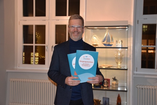 Dr. Fassbinder mit dem Bürgergutachten CO2-Bepreisung (2) © Pressestelle Dr. Fassbinder hält das Gutachten in der Hand