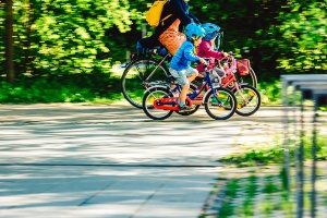 Fahrradfahrer(WallyPruss)_ganzes_Bild © Wally Pruß Fahrradfahrer mit zwei kleinen Radfahrern