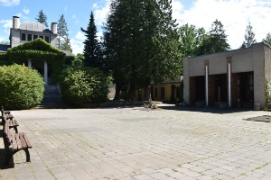 Friedhof, Sanierung Vorplatz, Foto Pressestelle (2) © Pressestelle Der Vorplatz an der Trauerhalle auf dem Neuen Friedhof
