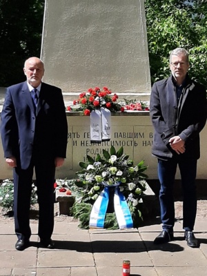 Gedenken 8. Mai, Foto Stadtverwaltung © Sven Pockrant Egbert Liskow und Dr. Stefan Fassbinder gedenken der Opfer des 2. Weltkriegs