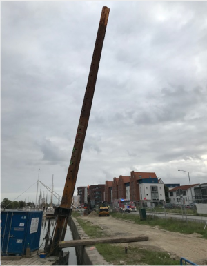 Haltepfahl Hansering © Colcrete von Essen Wasserbau GmbH Haltepfahl des Arbeitspontons am Museumshafen hat sich schräg gestellt