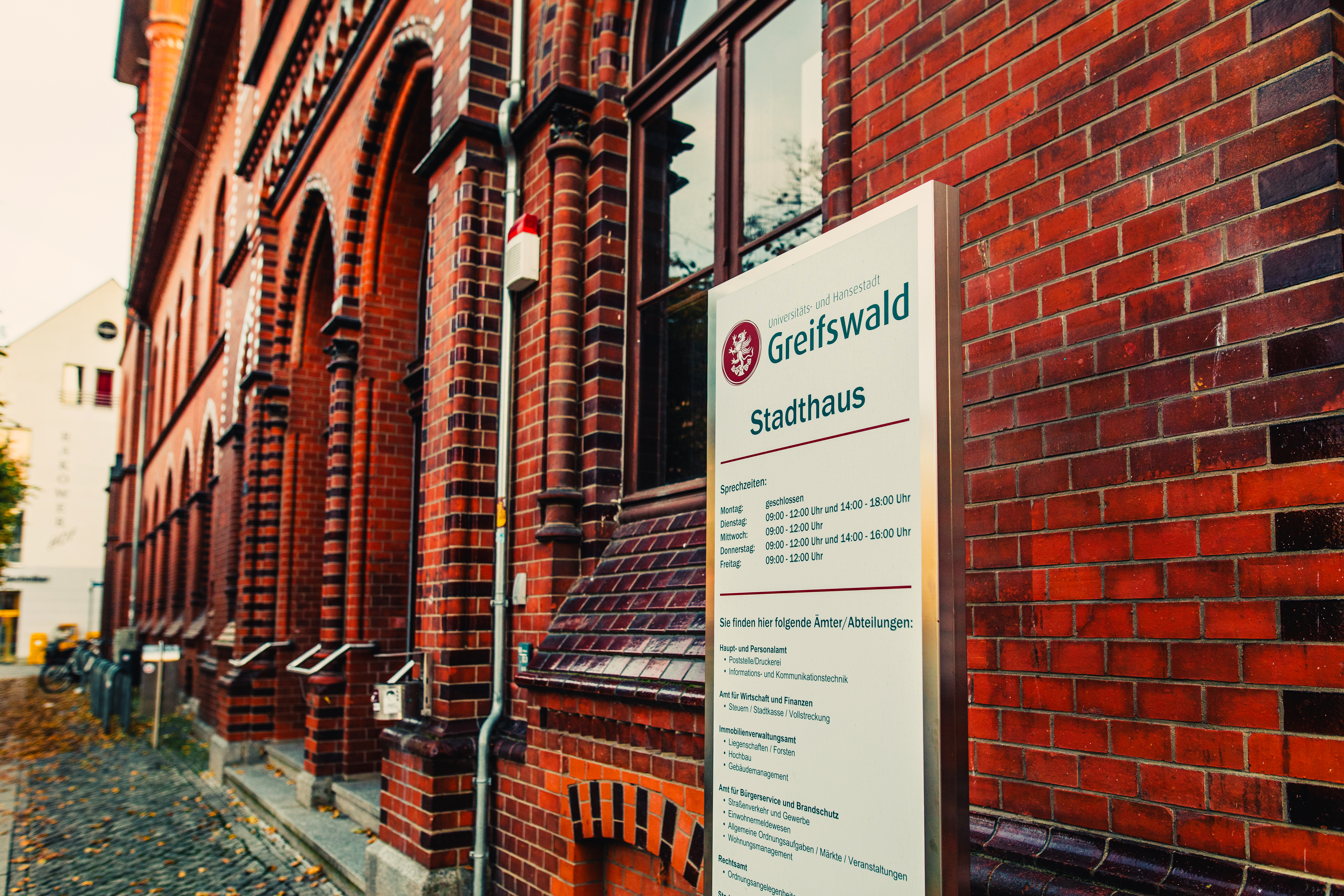 Stadthaus_Greifswald_Schild(WallyPruss)_2_ganzes_Bild © Wally Pruß Bild