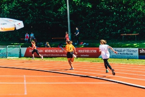Tag_des_deutschen_Sportabzeichens2018_2_(WallyPruss)_ganzes_Bild © Wally Pruß Sportlerinnen laufen eine Runde im Volksstadion