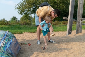 2020 Porträt Greifswalder Väter 2, Foto Franka Pannwitz © Franka Pannwitz ein Vater spielt mit seinem Sohn im Sandkasten