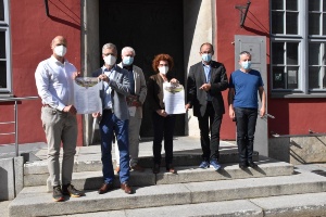 Bahnappell (4), Foto Pressestelle © Pressestelle Unterzeichnende des Bahnappells vor dem Rathaus
