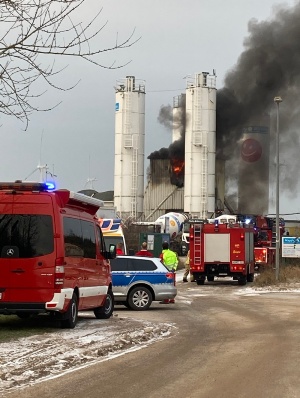 Brand Betonmischwerk, Foto Berufsfeuerwehr (3) © Berufsfeuerwehr Brand Betonmischwerk