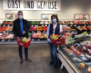 Dr. Stefan Fassbinder und Petra Götz mit Obstkörben für die Pflegekräfte, Foto Pressestelle (1) © Pressestelle Dr. Fassbinder und Petra Götz mit Obstkörben für die Pflegekräfte