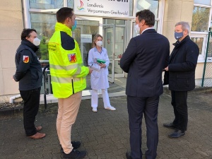 IMG_3582 © Pressestelle Dr. Fassbinder und Michael Sack besichtigen das neu eröffnete Impfzentrum