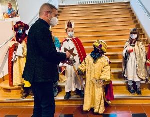 269300000_5352064318154785_2689581004062944735_n © Franziska Vopel ´Sternsinger singen im Rathaus. Oberbürgermeister überreicht Spenden an Sternsinger.