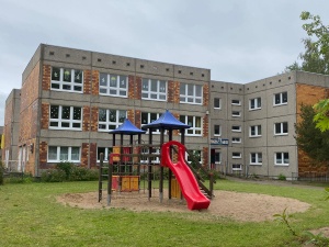 Ehemalige Kita Zwergenland © Andrea Reimann Spielgeräte für Kinder vor dem alten Gebäude der Kita Zwergenland in Greifswald