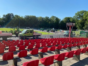 Baufortschritt im Volksstadion 3.8.2022, Foto Pressestelle (3) © Pressestelle Blick von der Haupttribüne auf die Laufbahn, dort sind viele Baufahrzeuge