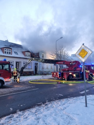 Brand in der Wolgaster Straße, Foto Feuerwehr Greifswald © Feuerwehr Greifswald Feuerwehrfahrzeuge vor einem brennenden Gebäude