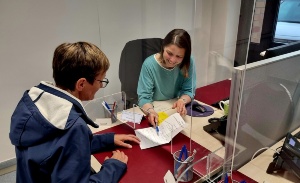 Briefwahlbüro in der Rathenaustraße, Foto Pressestelle (1) © Pressestelle Eine Mitarbeiterin erläutert einer Bürgerin die Briefwahl