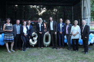 Doreen Au und Mitarbeitende der ABS anlässlich des 30. Jubiläums, Foto Lara Lichtenthäler © Lara Lichtenthäler Doreen Au und Mitarbeitende der ABS anlässlich des 30. Jubiläums