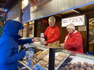 Dr. Fassbinder verkauft Mutzen © Pressestelle der Universitäts- und Hansestadt Greifswald Oberbürgermeister Dr. Fassbinder verkauft Mutzen auf dem Greifswalder Weihnachtsmarkt