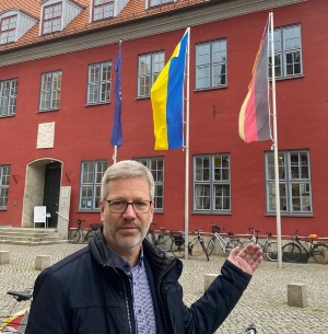 Dr. Fassbinder vor der ukrainischen Flagge, Foto Pressestelle © Pressestelle Oberbürgermeister Dr. Fassbinder vor der ukrainischen Flagge