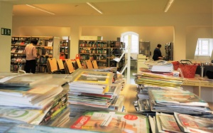 Einräumen der Stadtbibliothek nach Renovierungsarbeiten im 2. OG © Stadtbibliothek Hans Fallada Einräumen der Stadtbibliothek nach Renovierungsarbeiten im 2. OG