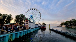 Fischerfest Gaffelrigg © Pressestelle der Universitäts- und Hansestadt Greifswald Blick auf den Greifswalder Bodden, das Riesenrad und die Gäste beim Fischerfest gaffelrigg im Jahr 2022.
